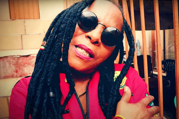 Phumi Maduna - Awuzwa Yini